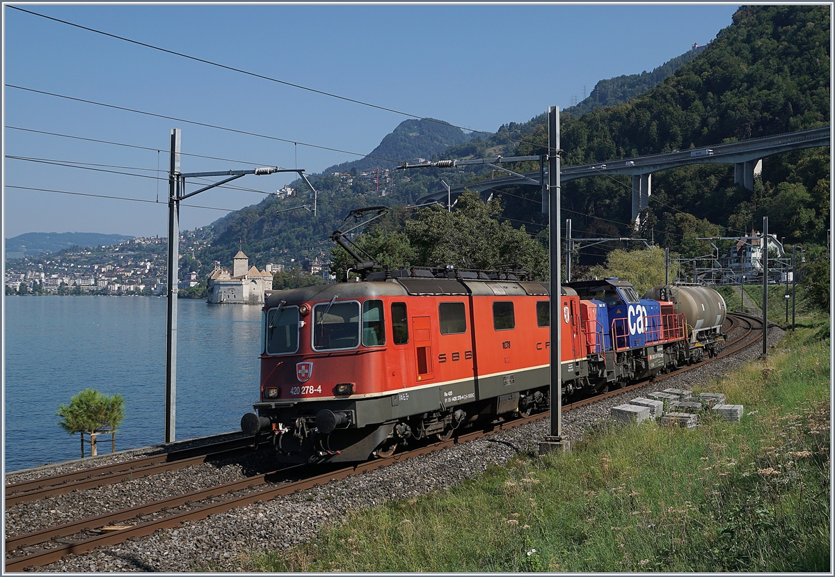 Die SBB Re 420 278-4 mit dem Wappen  Cham  gefolgt von einer Am 843 und einem Güterwagen kurz vor Villeneuve.
21. August 2018