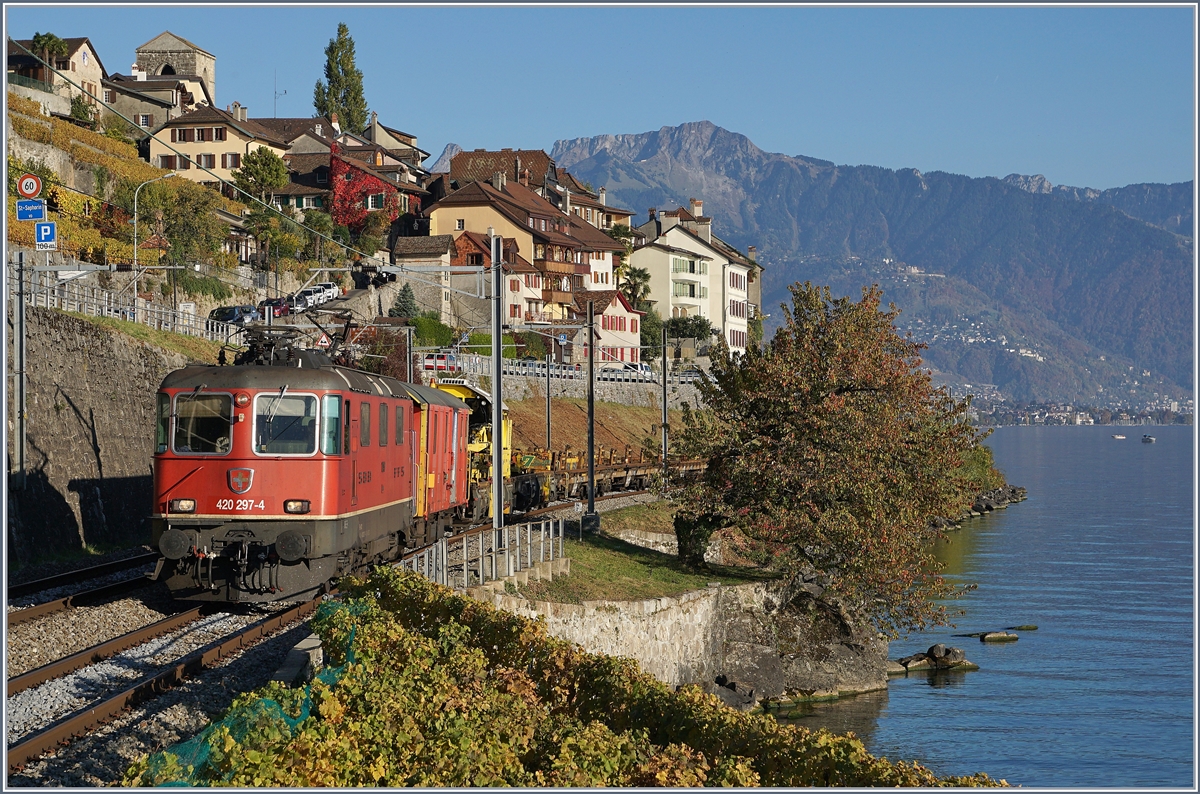 Die SBB Re 420 297-4 mit einem (Dienst)-Güterzug bei St-Saphorin.
16. Okt. 2017