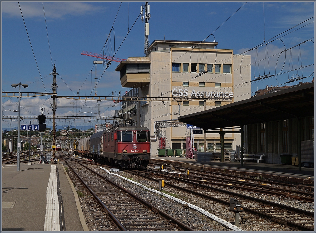 Die SBB Re 420 345-1 erreicht mit einem Güterzug in Richtung Wallis den Bahnhof von Lausanne. 

13. Juli 2020