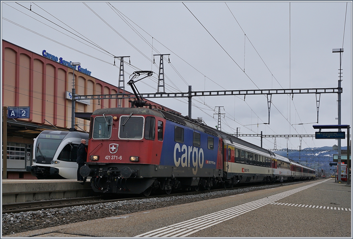 Die SBB Re 421 371-6 wartet in St. Margrethen mit ihrem EC von München nach Zürich auf die Abfahrt.


14. März 2019