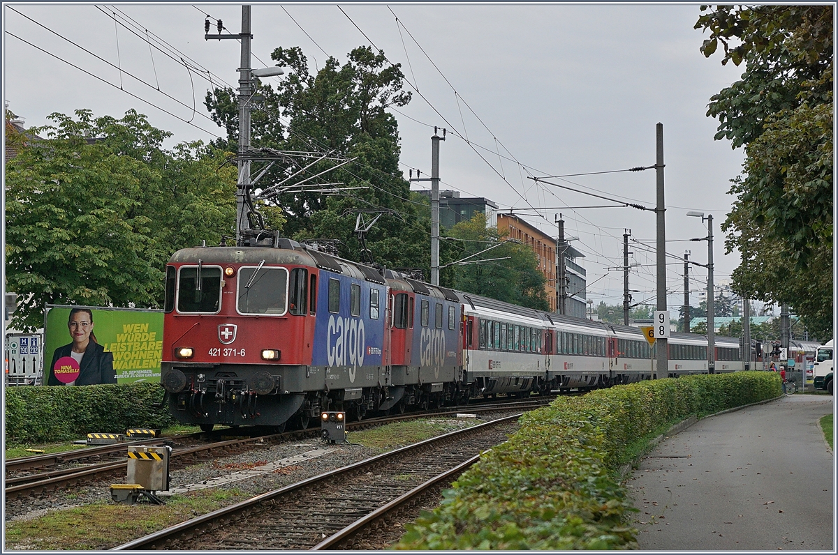 Die SBB Re 421 371-6 und eine weitere mit ihrem EC von Zürich nach München beim Verlasen des Bahnhofs von in Bregenz.

17. Sept. 2019