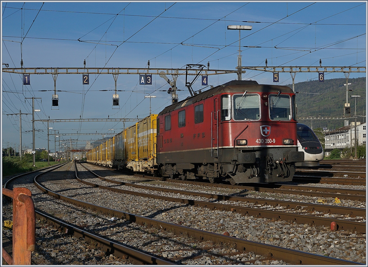 Die SBB Re 430 350-9 verlässt mit einem Postzug den Rangierbahnhof Biel. Die Re 4/4 III 11350 ist die einzige Re 4/4 III mit nur einem Stromabnehmer.

24. April 2019 