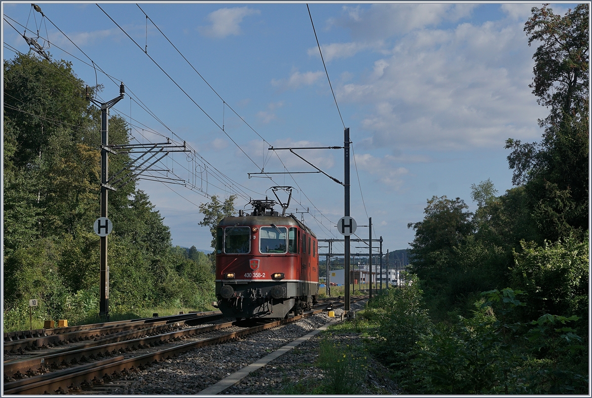 Die SBB Re 430 358-2 bei Vufflens la Ville, Abzweigung zum Industrieangschluss.
29. August 2018
