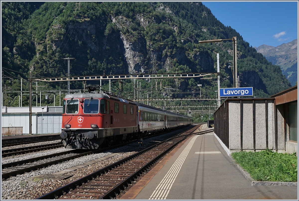 Die SBB Re 4/4 11172 mit einem IR nach Locarno bei der Durchfahrt in Lavorgo.
7. Sept. 2016