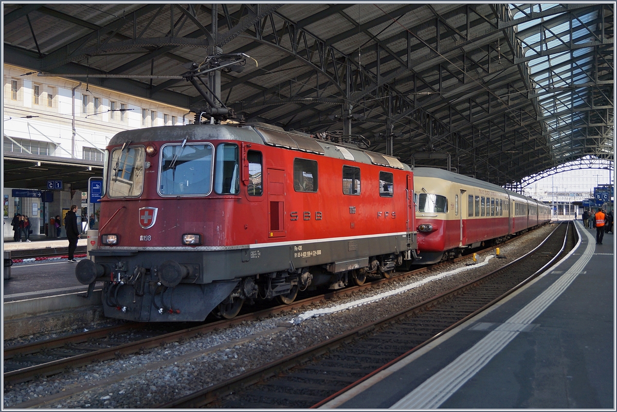 Die SBB Re 4/4 11198 (ETCS Vorspannlok) mit dem SBB RAe TEE II 1053 in Lausanne.

31. März 2019