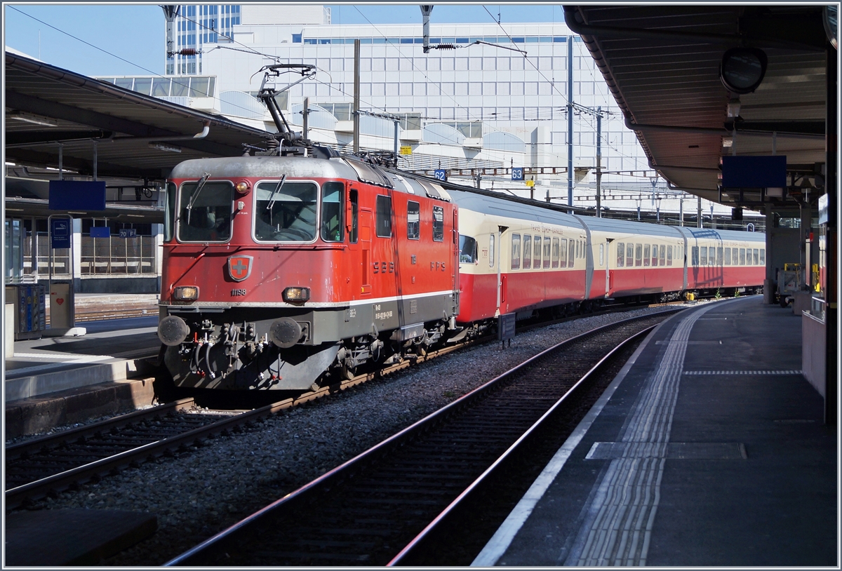 Die SBB Re 4/4 11198 erreicht als ETCS-Vorspannlok mit ihrem RAe TEE II von Vevey kommend, den Bahnhof Lausanne.

31. März 2019