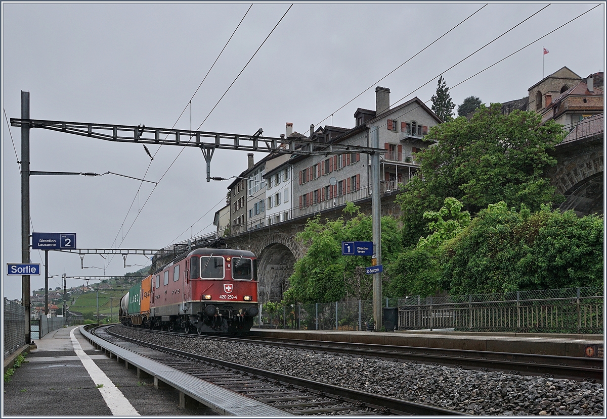 Die SBB RE 4/4 420 259-4 mit einem Güterzug auf der Fahrt in Richtung Wallis bei der Durchfahrt in St-Saphorin.

11. Mai 2020