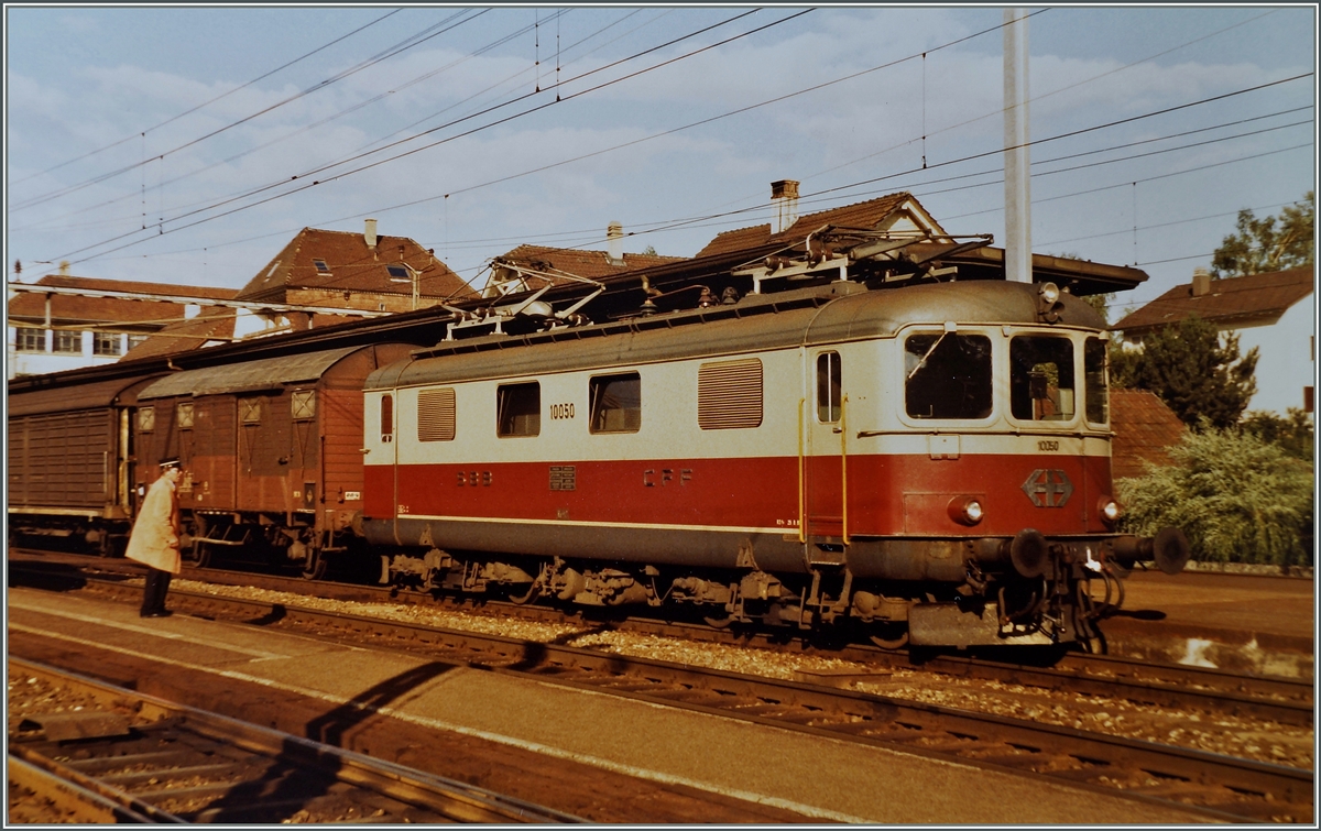 Die SBB Re 4/4 I 10050 mit einem Nahgterzug in Lengnau.
16. Juli 1984