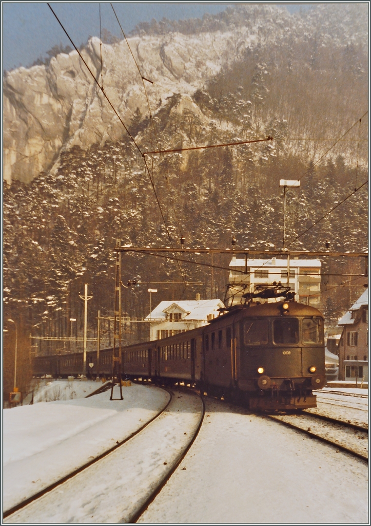 Die SBB Re 4/4 I 10039 erreicht mit ihrem Schnellzug Basel - Biuel /Bienne Moutier.
17. Jan. 1985