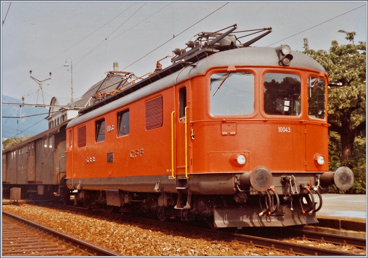 Die SBB Re 4/4 I 10043 in Grenchen Nord, die erste ihrer Art in Rot aber noch ohne weisse Zierlinie. 

14. Sept. 1984