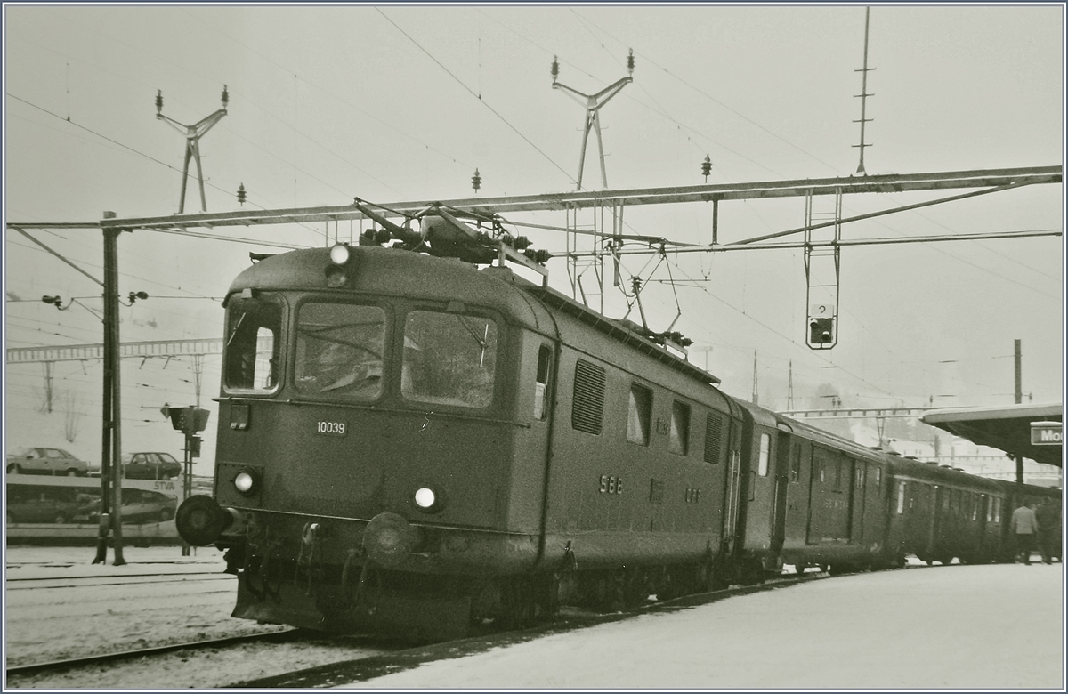 Die SBB Re 4/4 I 10039 mit einem Schnellzug nach Delémont beim Halt in Boutier.
Interessant die im Hintergrund zu sehenden Autotansportwagen mit Neuwagen, die wohl via Delle durch den Jura zu ihren Kunden fahren.

17. Feb. 1985