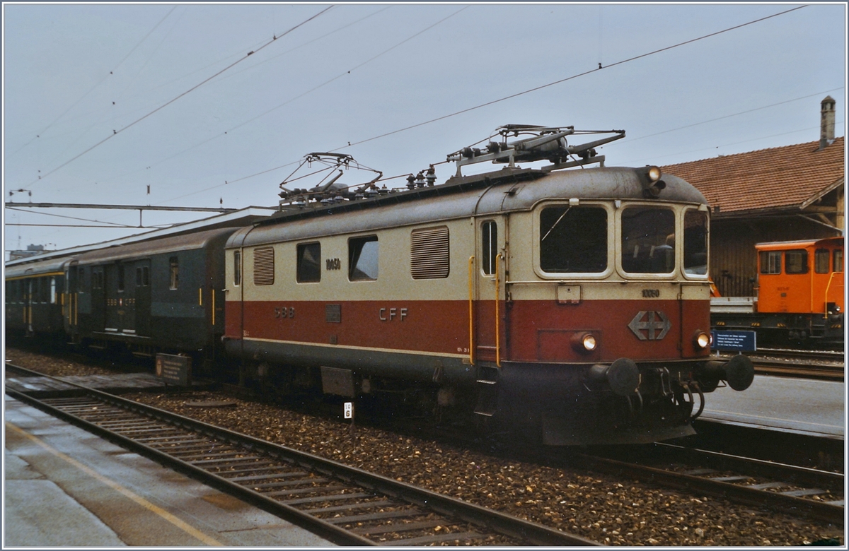 Die SBB Re 4/4 I 10050 mit dem Schnellzug 615 beim Halt in Grenchen Nord.

4. August 1984