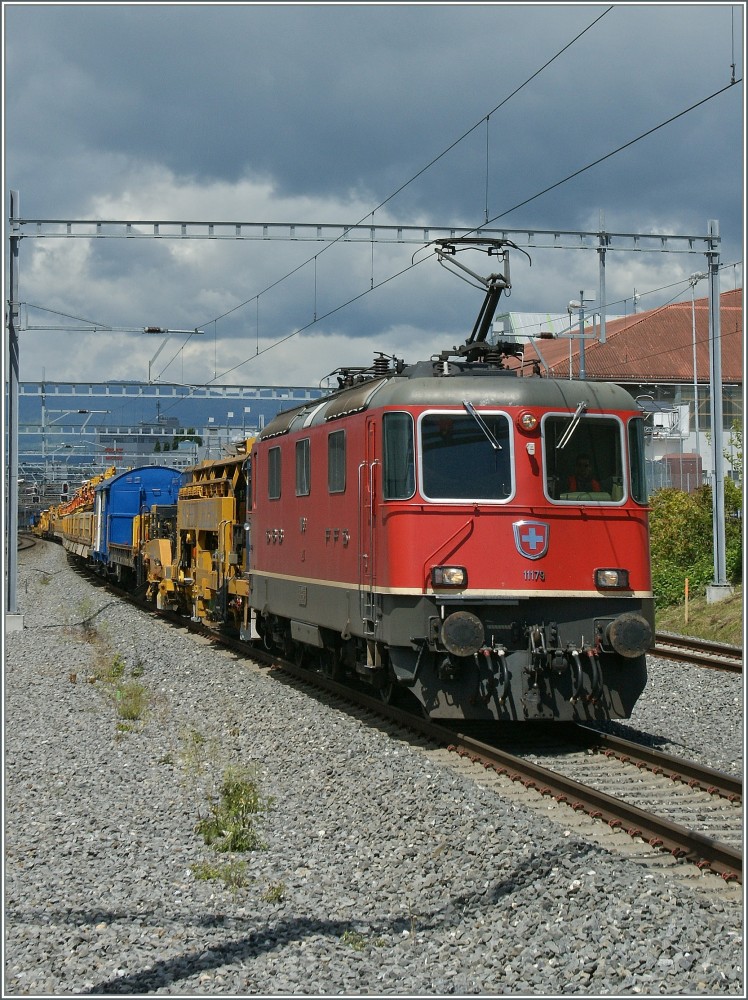 Die SBB Re 4/4 II 11179 mit einem Dienstzug bei Prilly-Mally.
24. Mai 2013