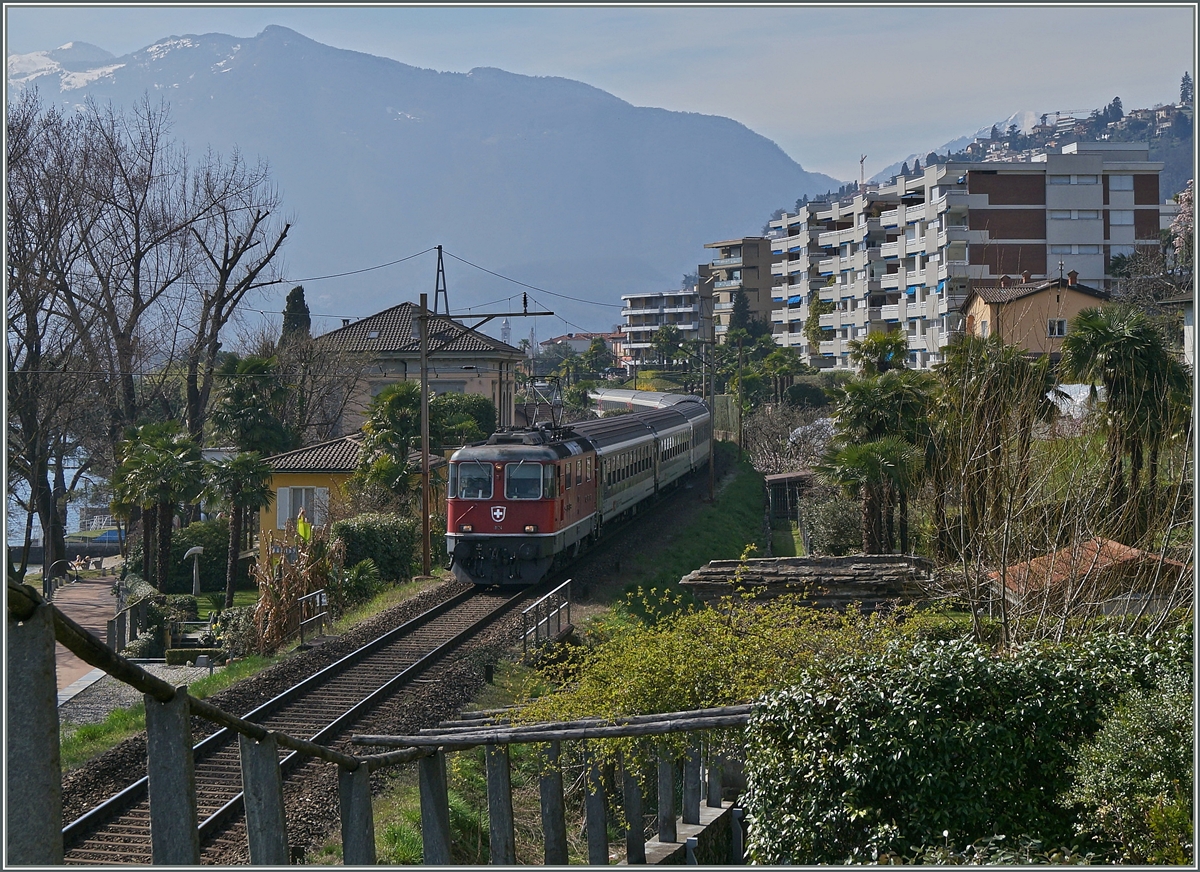 Die SBB Re 4/4 II 11124 verlässt mit ihrem IR nach Basel Locarno.
18. März 2014