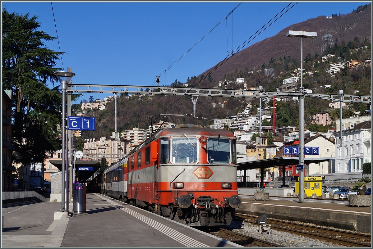 Die SBB Re 4/4 II 11109 in  Swiss-Express  wartet mit dem IR 2268 nach Zürich in Locarno auf die Abfahrt. 
19. März 2014