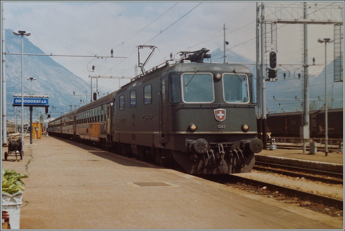 Die SBB Re 4/4 II 11245 erreicht mit dem Schnellzug 329 Domodossola.
24. Mai 1984