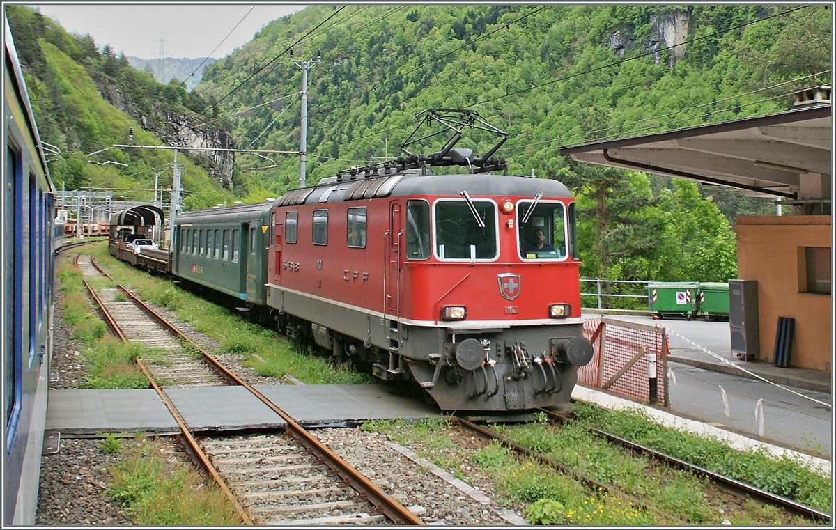 Die SBB Re 4/4 II 11121 mit eine Autotunnelzug wartet in Iselle auf die Abfahrt.
22. Mai 2013