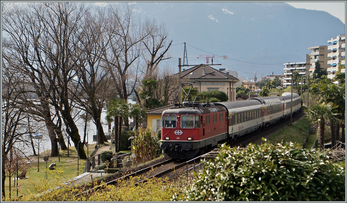 Die SBB RE 4/4 II 1111 mit dem IR 2328 Locarno - Arth Goldau kurz nach Locarno. 
18. März 2015