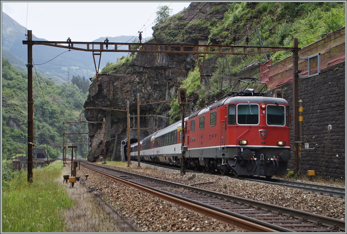 Die SBB Re 4/4 II 11114 mit einem IR kurz nach Faido.
23. Juni 2015