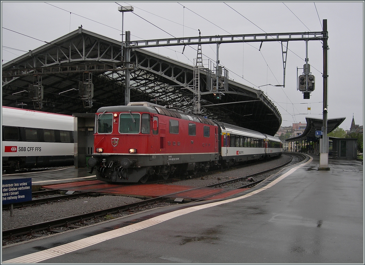 Die SBB Re 4/4 II 11149 (UIC N° 91 85 4 420 149-7 CH-SBB) mit dem IR 1904 von Sion nach Genève Aéroport beim kurzen Halt in Lausanne.
Als einer der wenigen Züge in dieser Relation, verkehrt dieser IR noch Lok und Komposition.
13. Mai 2016