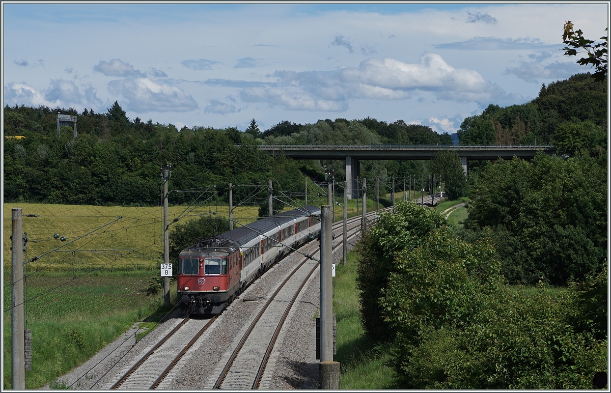 Die SBB Re 4/4 II 11245 hat den IC 187 von Stuttgart nach Zrich in Singen von einer DB 101 bernommen und fhrt nun bei Bietingne Richtung Schweiz.
17. Juni 2016