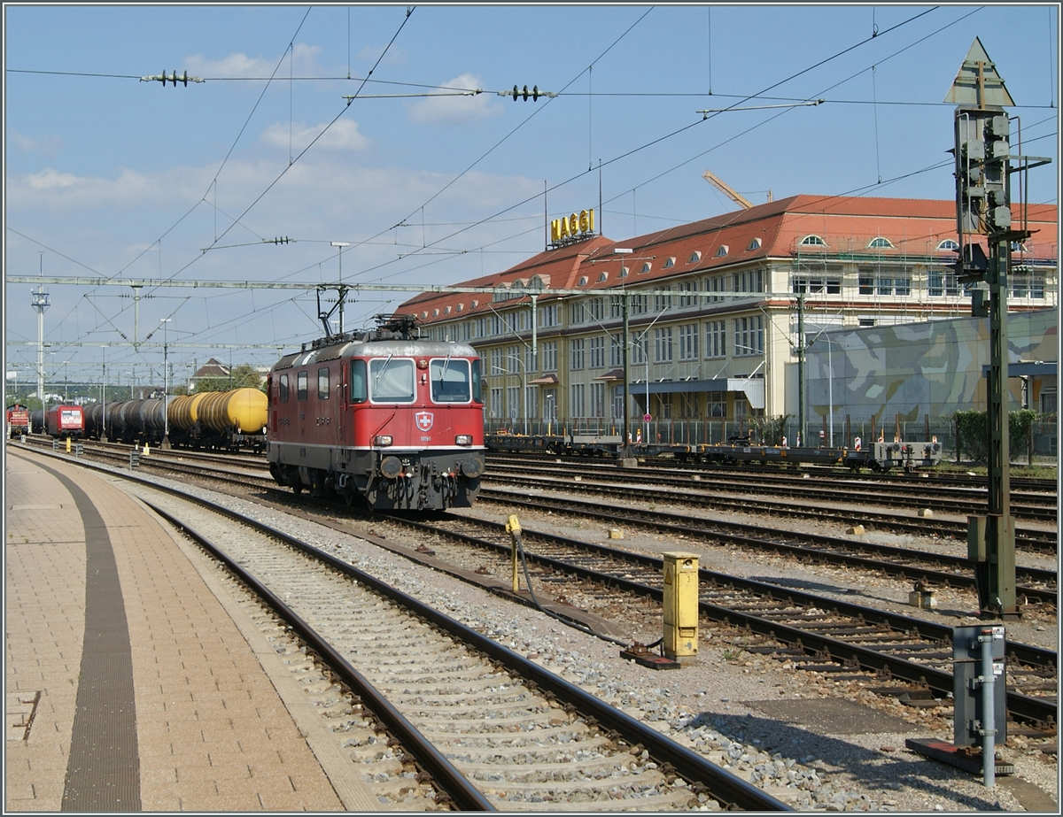 Die SBB Re 4/4 II hat den IC von Zürich nach Singen gebracht und macht sich nun für die Rückleistung bereit.