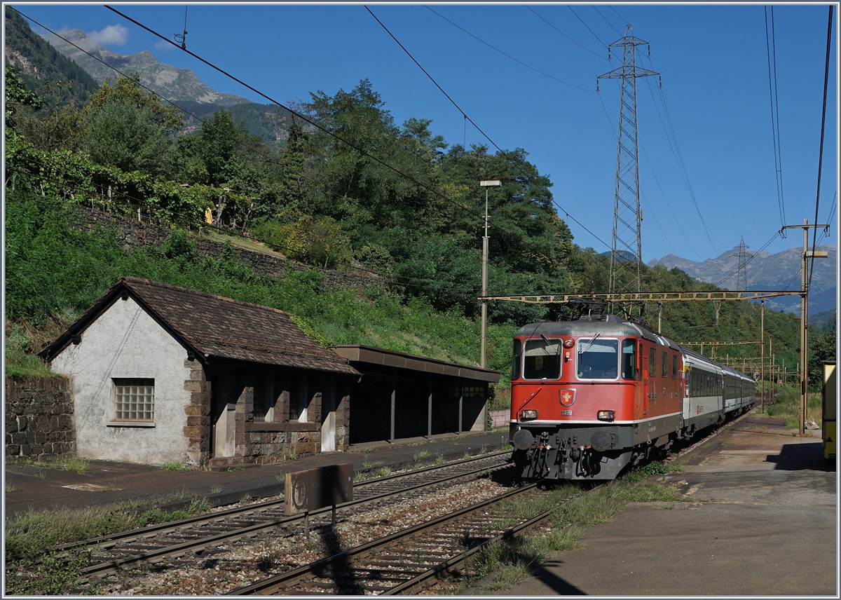 Die SBB Re 4/4 II mit einem ETR 610 Ersatz Zug, welcher systembedingt nur bis Chiasso stattt Milano verkehren wird bei der Durchfahrt in Giornico.
7. Sept. 2016