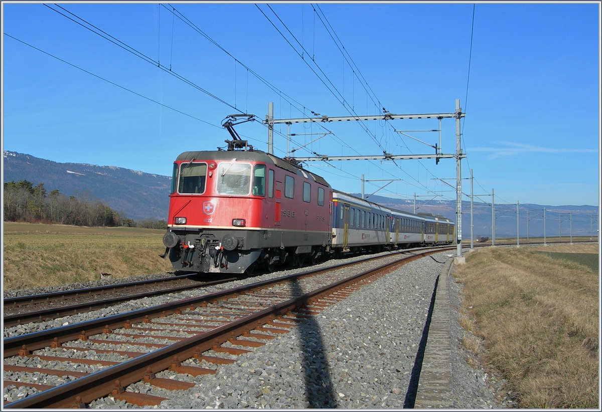 Die SBB Re 4/4 II schiebt ihre Regionalzug von Vallorbe in der weiten 180 Grad Kurve oberhalb von Arnex Richtung Lausanne.
23. Jan. 2008