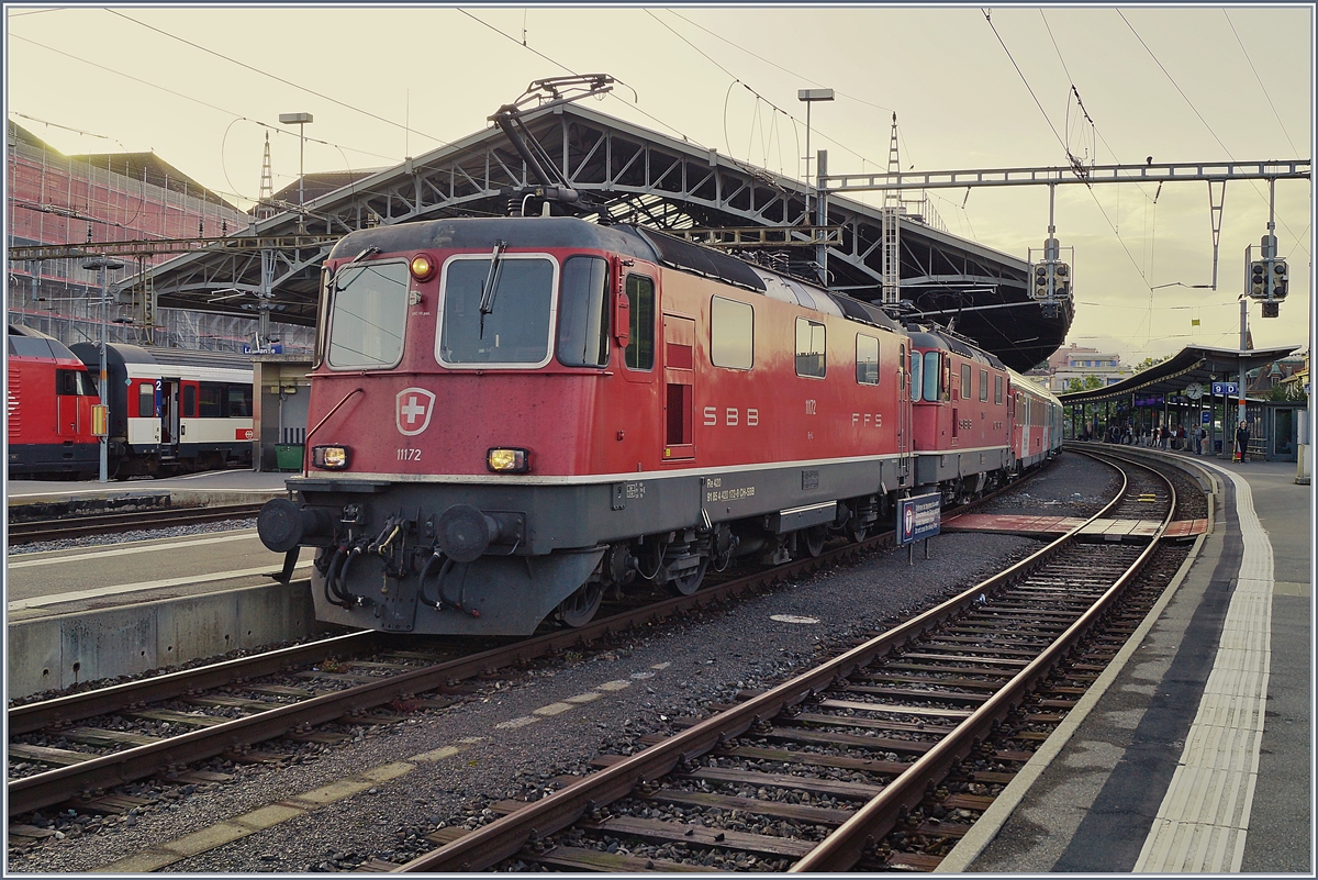 Die SBB Re 4/4 II 11172 und eine weitere Re 4/4 II warten mit dem EN Thello nach Paris in Lausanne auf die Weiterfahrt.
1. Juni 2018