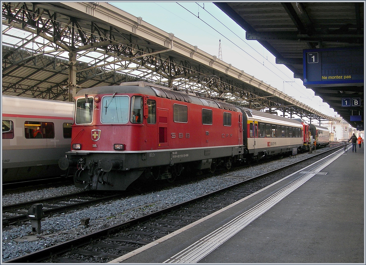 Die SBB Re 4/4 II 11115 auf Probefahrt, die dem neuen Tm 234 Windhoff dienen, beim Halt in Lausanne. 18. Dez. 2018 