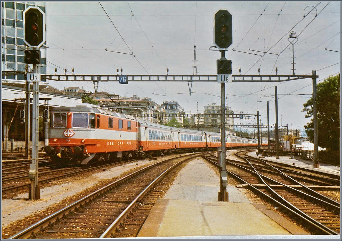 Die SBB Re 4/4 II 11106 erreicht mit einem Swiss-Express den Bahnhof von Lausanne. 

9. Okt. 1984