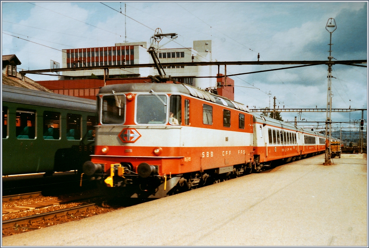 Die SBB Re 4/4 II 11109 fährt mit einem Swiss-Express IC 126 auf dem Weg nach Genève in Aarau durch. 

September 1984 


