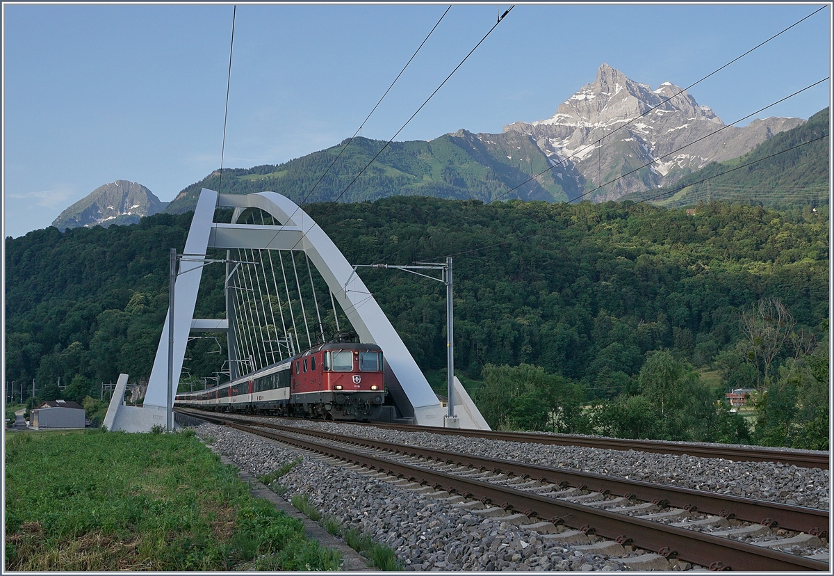 Die SBB Re 4/4 II 11158 mit einem HVZ IR 90 bei Bex.

25. Juni 2019
