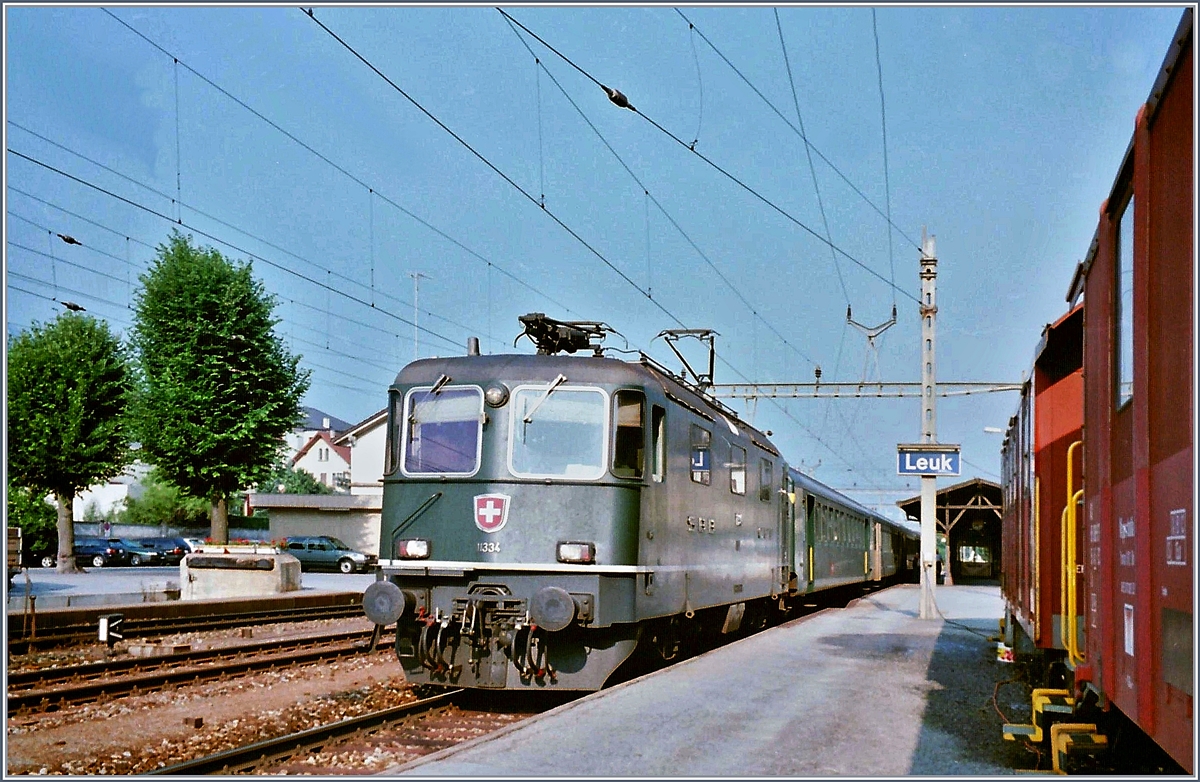 Die SBB Re 4/4 II N° 11334 verlässt mit ihrem Schnellzug Leuk Richtung Brig. 

im Juli 1995