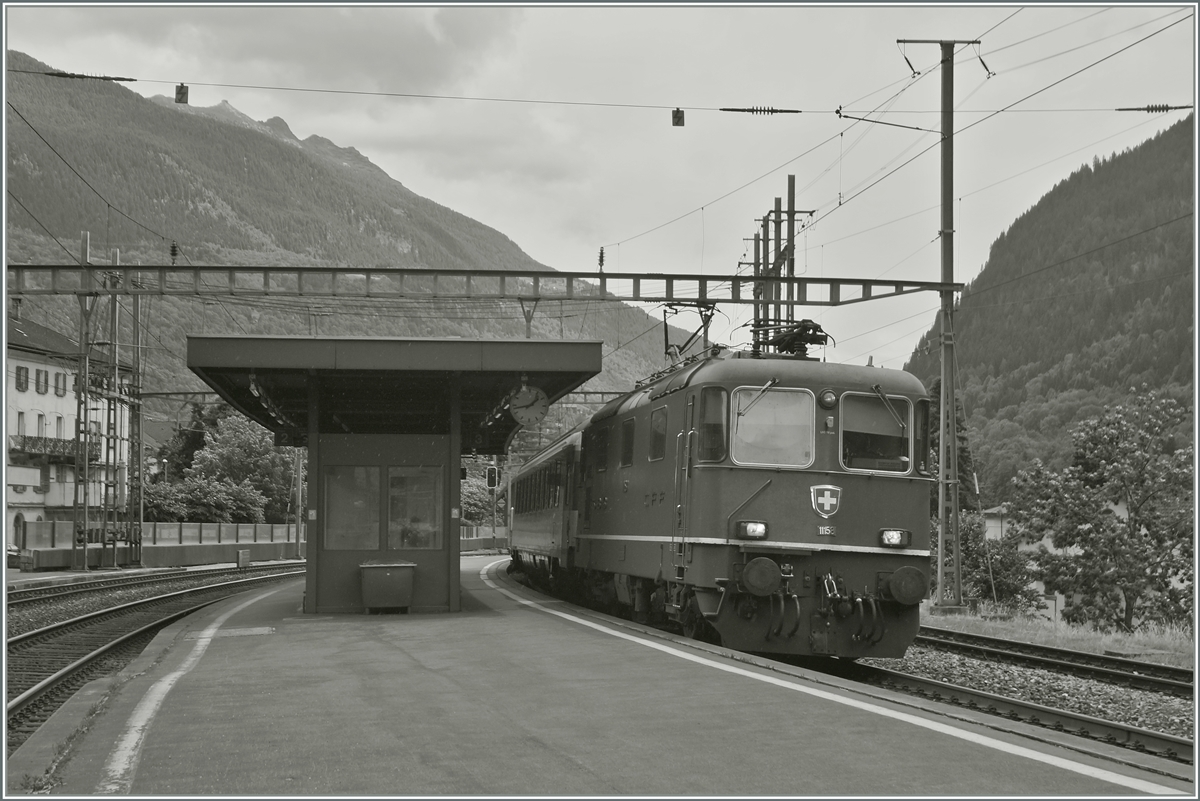 Die SBB Re  4/4 II 11158 mit einen  Gotthard -IR Richtung Norden beim Halt in Faido. 

23. Juni 2015