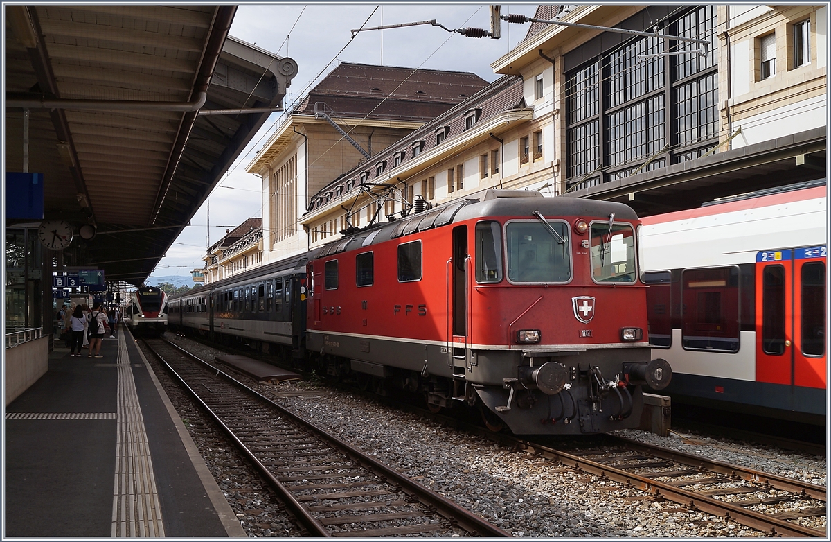 Die SBB Re 4/4 II 11121 (Re 420 / 91 85 4 420 121-6 mit einem abgestellten Extrazug in Lausanne auf Gleis 2. 

17. Aug. 2019