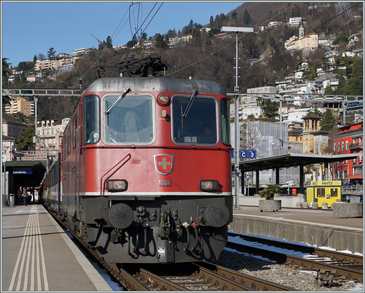 Die SBB Re 4/4 II 11164 wartet in Locarno mit einem IR auf die Abfahrt.

11. März 2016