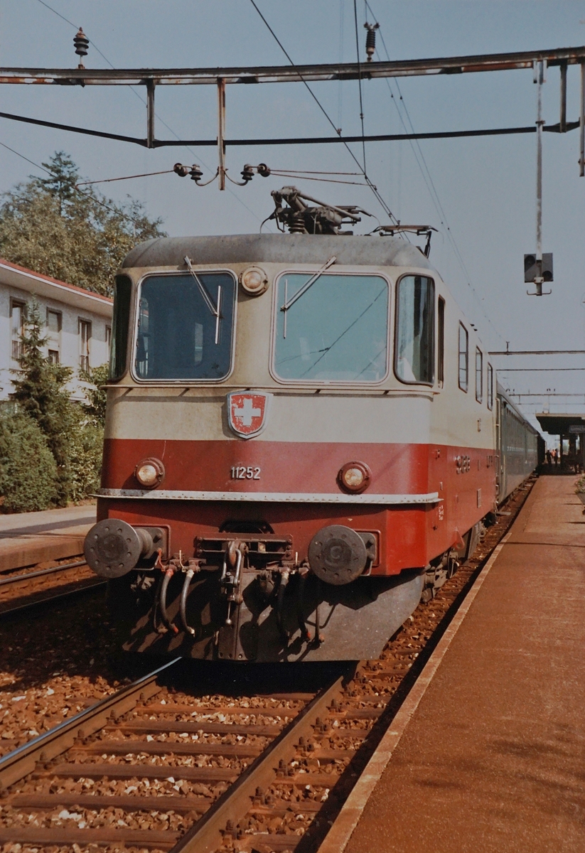 Die SBB Re 4/4 II 11252 mit dem Schnellzug 526 Richtung Lausanne beim Halt in Grenchen Süd. 

8. Okt. 1984
