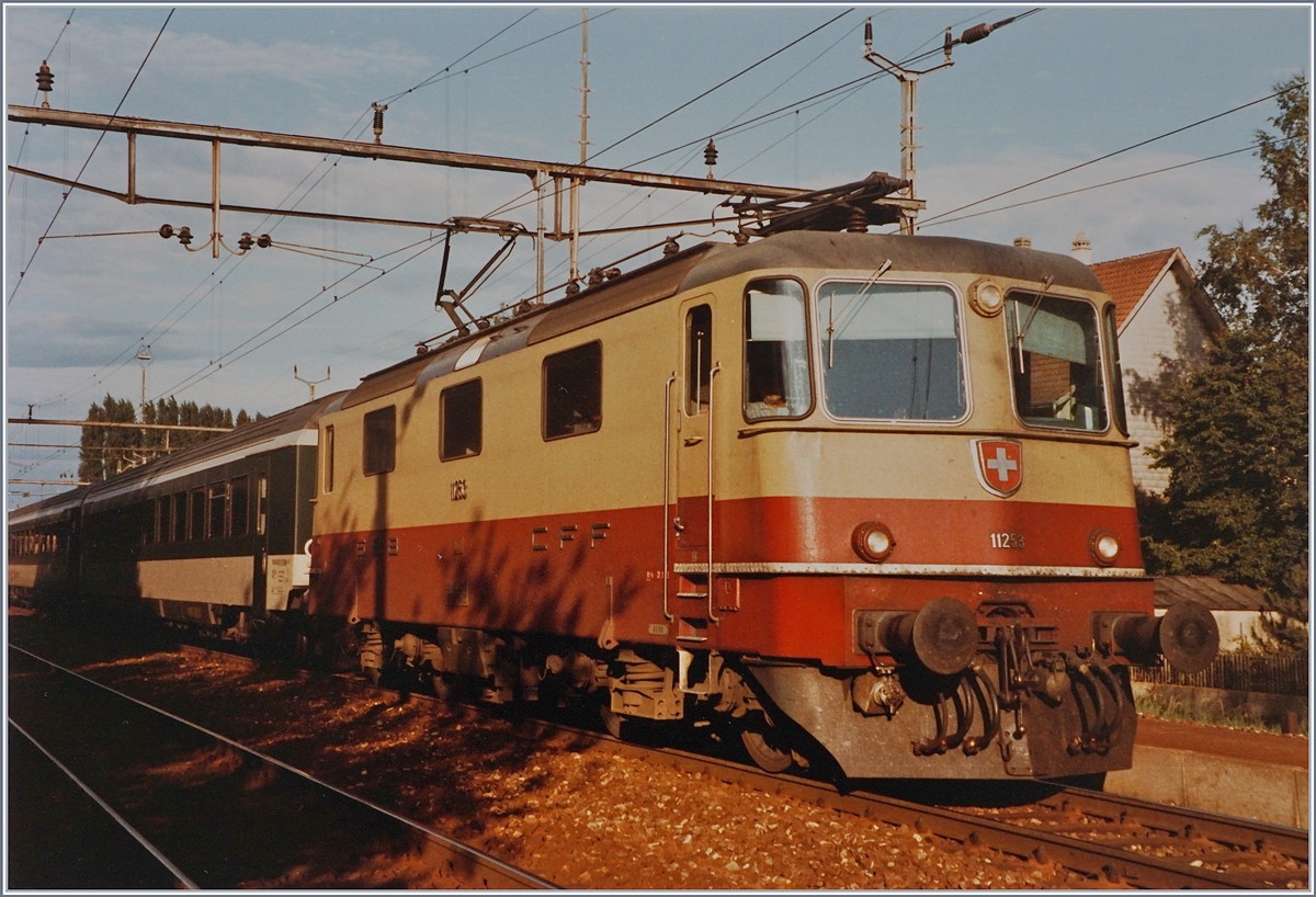 Die SBB Re 4/4 II 11253 mit dem (leider abgeschnitten) Schnellzug 538 Romanshorn -Zürich Biel/Bienne - Lausanne - Genève beim Halt in Grenchen Süd. Ausnahmsweise bestand der Schnellzug aus EW IV-Wagen (statt EW I/II).

4. August 1984