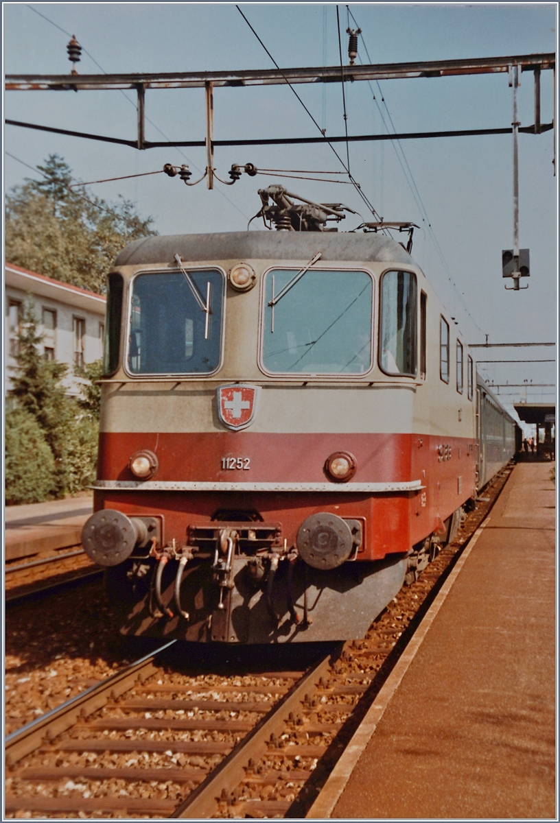 Die SBB Re 4/4 II 11252 mit dem Schnellzug 526 Richtung Lausanne beim Halt in Grenchen Süd. 

8. Okt. 1984