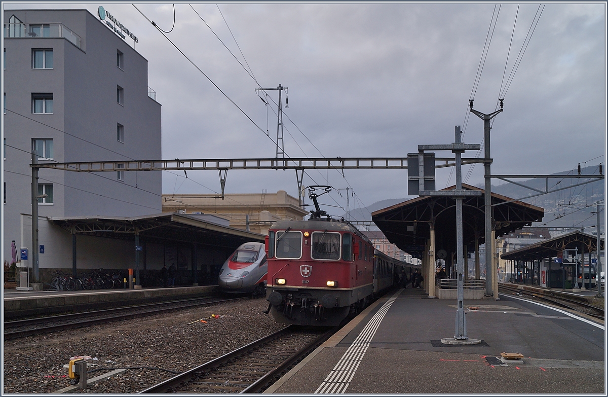 Die SBB Re 4/4 II 11197 (und 11194) mit ihrem Dispozug beim Halt in Vevey. 

31. Jan. 2020