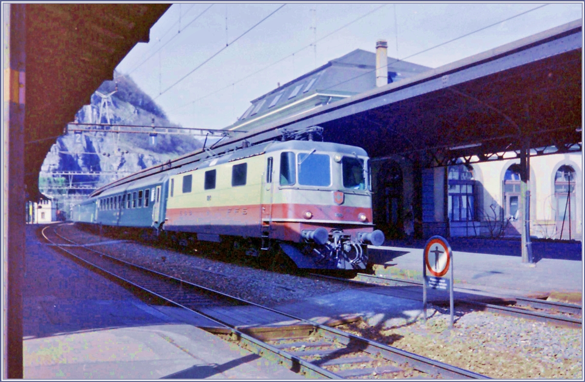Die SBB Re 4/4 II 11249 erreicht mit ihrem Schnellzug von Genève nach Brig den Bahnhof von Martigny. 

Analog Bild vom April 1993