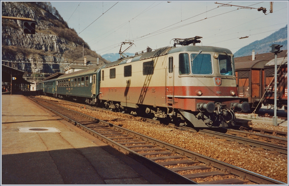 Die SBB Re 4/4 II 11249 ist mit ihrem Schnellzug von Genève auf dem Weg nach Brig und konnte beim Halt in Saint Maurice fotografiert werden. 

Analog Bild vom April 1993