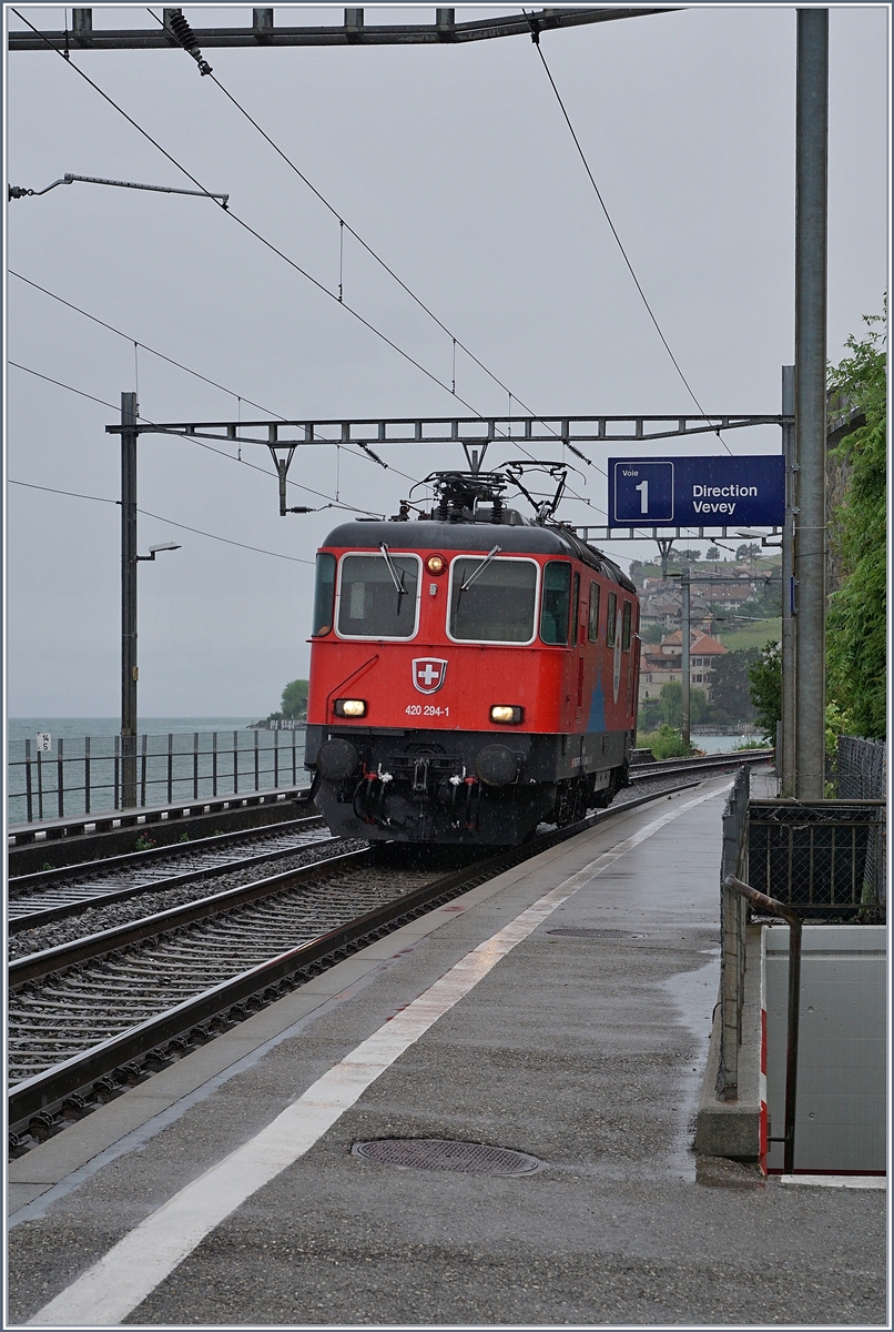 Die SBB Re 4/4 II 1194 (Re 420 294-1)  100 Jahre Zirkus Knie  erreicht als Lokzug auf dem Weg Richtung Wallis den Halt St-Saphorin. 

11. Mai 2020