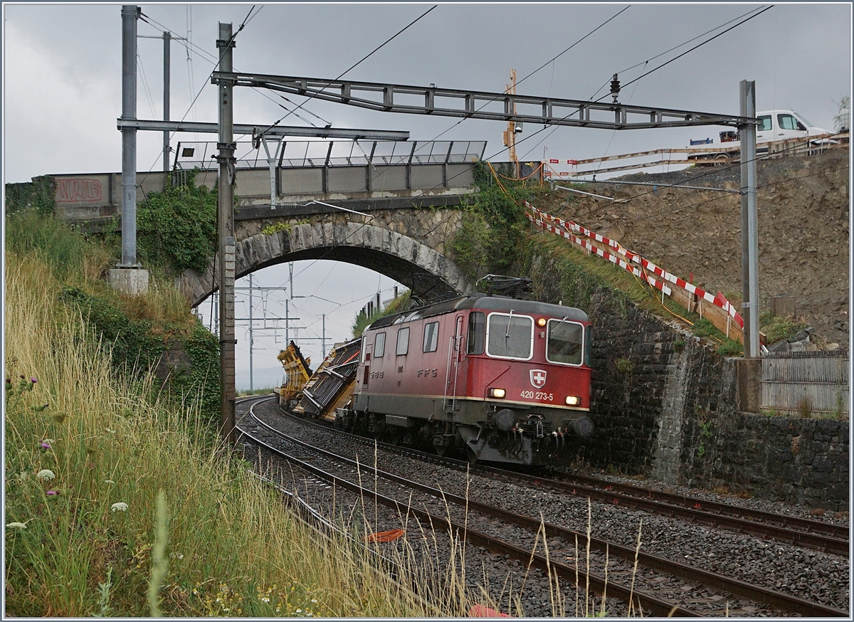 Die SBB Re 4/4 II 11273 (Re 420 273-5) mit einem Güterzug Richtung Villeneuve bei der Durchfahrt in Cully.

3. Aug. 2020