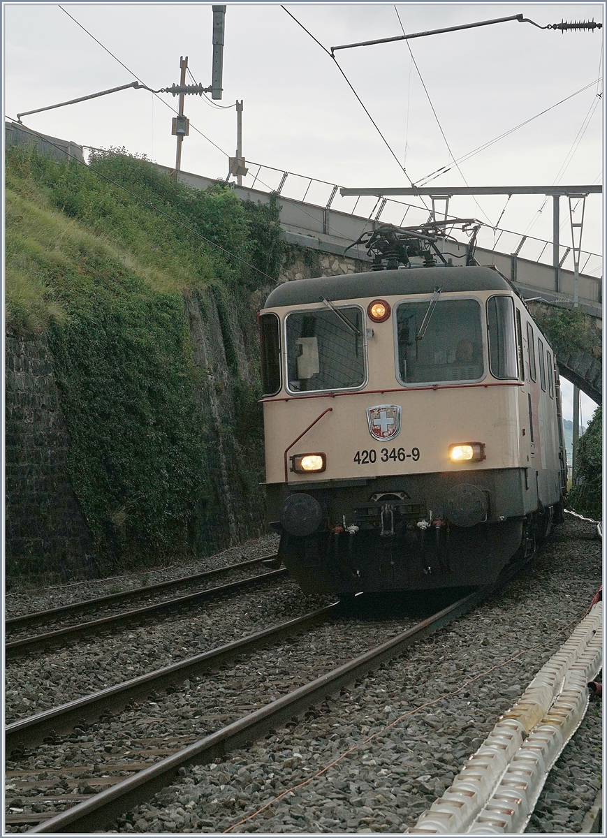 Die SBB Re 4/4 II 11346 (Re 420 346-9) welche auf die Umweltschonung der Bahn hin weisst in Cully.

3. August 2020