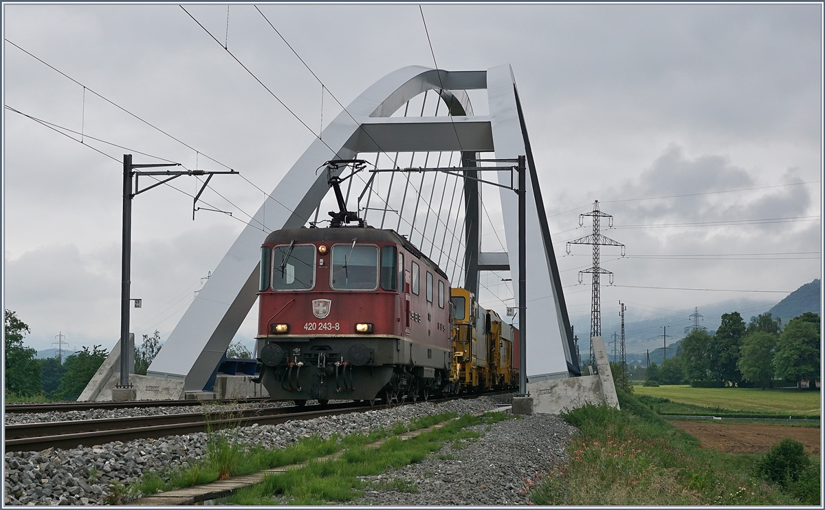 Die SBB Re 4/4 II 11243 (Re 420 243-8) ist mit einem Bauzug auf der neuen Rohne Brücke bei St-Maurice unterwegs. 

14. Mia 2020