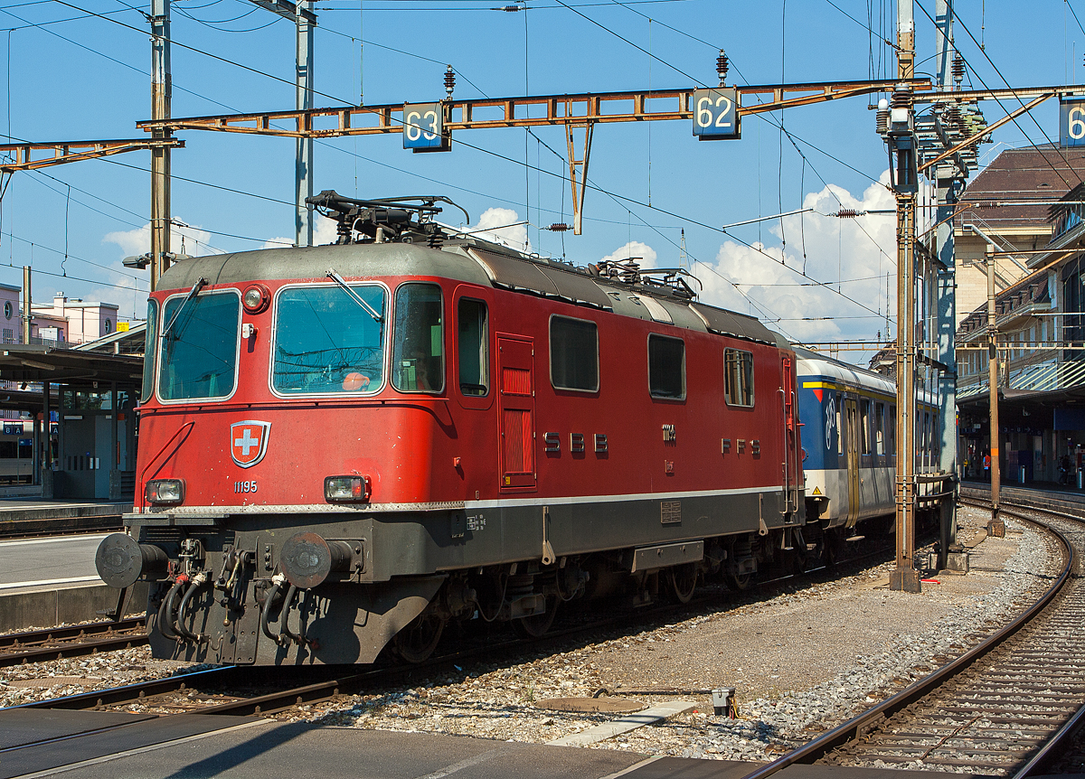 Die SBB Re 4/4 II – 11195 / Re 420 195 (91 85 4 420 195-0 CH-SBB) mit einem IR am 29.05.2012 im Bahnhof Lausanne. An diesem Tag war die Lok defekt und mit dem IR leigengeblieben, daher wurde sie mit dem Zug von dem Lösch- und Rettungszug (LRZ)  Lausanne   wieder in den Bahnhof Lausanne zurückgeschleppt. Bei der SBB sind nur wenige Dieselloks vorhanden, so greift auf den LRZ zurück und dieser wird so auch mal bewegt.

Bis 2006 gehörte die Re 4/4 11195 zu den sechs Lindau-Lokomotiven. Um die Schnellzüge und später EC Zürich - München ohne Lokwechsel bis Lindau befördern zu können, wurden diese sechs Lokomotiven mit einer breiten Stromabnehmerpalette nach der DB -Norm ausgestattet. Damit diese in der Schweiz nicht ins Lichtraumprofil ragt, musste ein Stromabnehmer mit Kettenantrieb, der sich besonders tief absenken lässt, verwendet werden. Nachdem die mit Indusi ausgerüsteten Re 421 von SBB Cargo die Traktion der EC-Züge übernommen haben, wurden die sechs Re 4/4 II bis 2006 normalisiert. 
