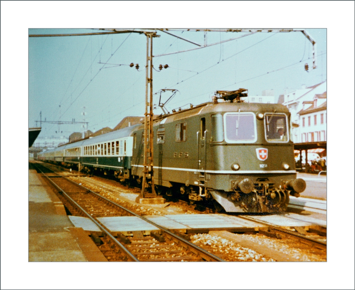 Die SBB Re 4/4 II 11258 hat in Delémont (Fahrtrichtungswechsel) den IC Mont-Blanc übernommen, der von Genève nach Hamburg unterwegs ist. An der Spitze der Zuges fehlen heute die SNCF Kurswagen des  Hispania  Express von Cerbère nach Basel SBB.

Analogbild vom 15. August 1984