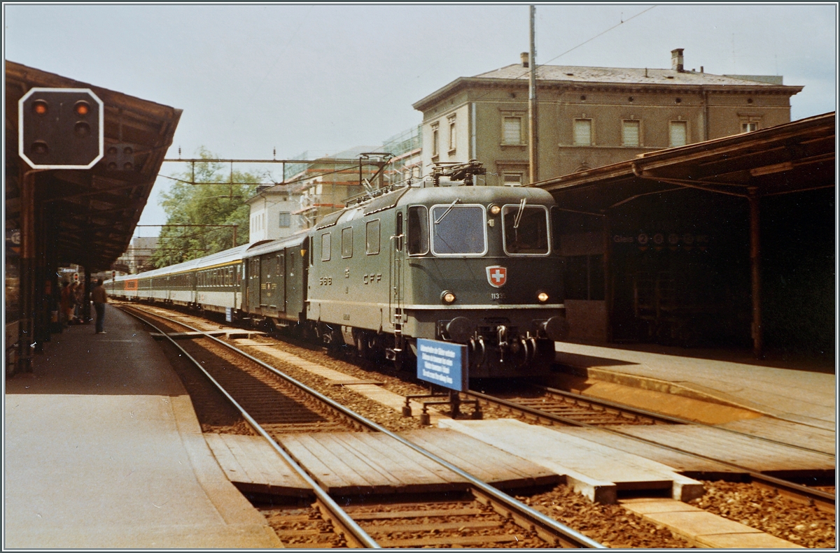 Die SBB Re 4/4 II 11335 fährt mit dem IC 123 von Genève nach St.Gallen ohne Halt in Aarau durch. Dies (nicht sonderlich gelungene) Bild zu zeigen, liegt in der grünen Re 4/4 I 11335 und das nächste Bild zeigt den Grund dafür... 

Analogbild vom 29. Mai 1984